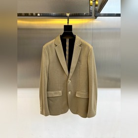 Burberry 巴寶莉25FW秋冬新品羊毛西服。觸感細膩，挺括性十足，融合了優