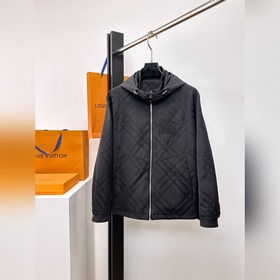 巴寶莉 2026早秋男士高端時裝款立領連帽戶外夾克外套，官方專櫃主推展示，香港洋