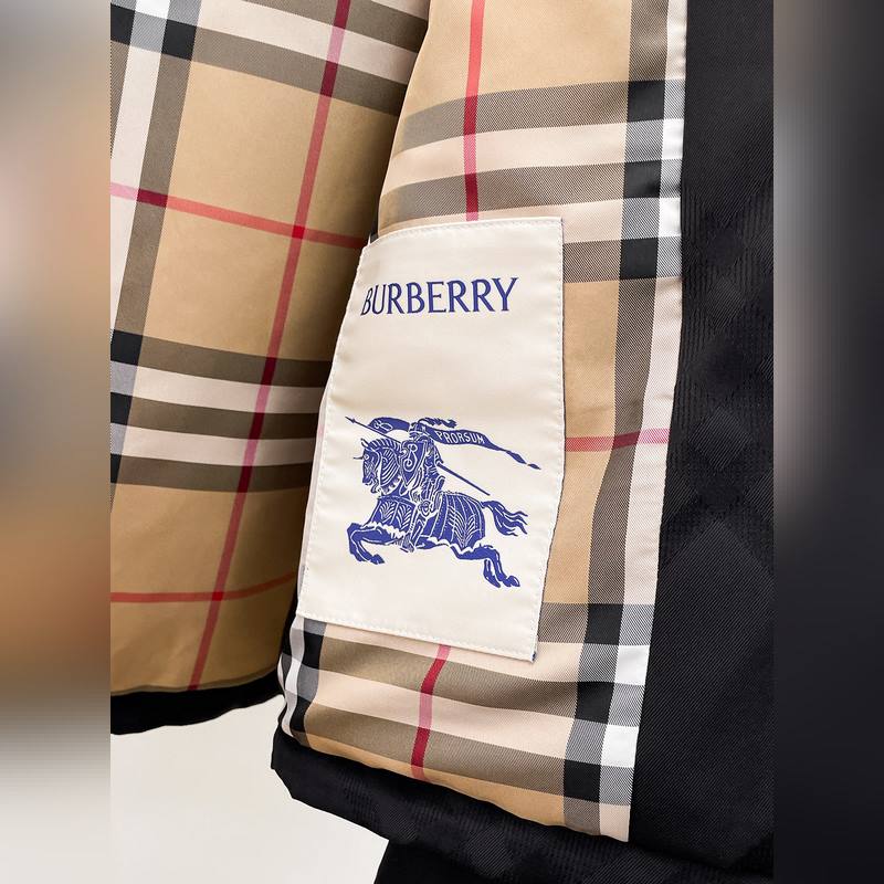 巴寶莉 2026早秋男士高端時裝款立領連帽戶外夾克外套，官方專櫃主推展示，香港洋