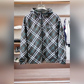 巴寶莉-2026SS早秋新品 連帽夾克。客供五金裝飾輔料，面料采用了雙層聚酯纖維