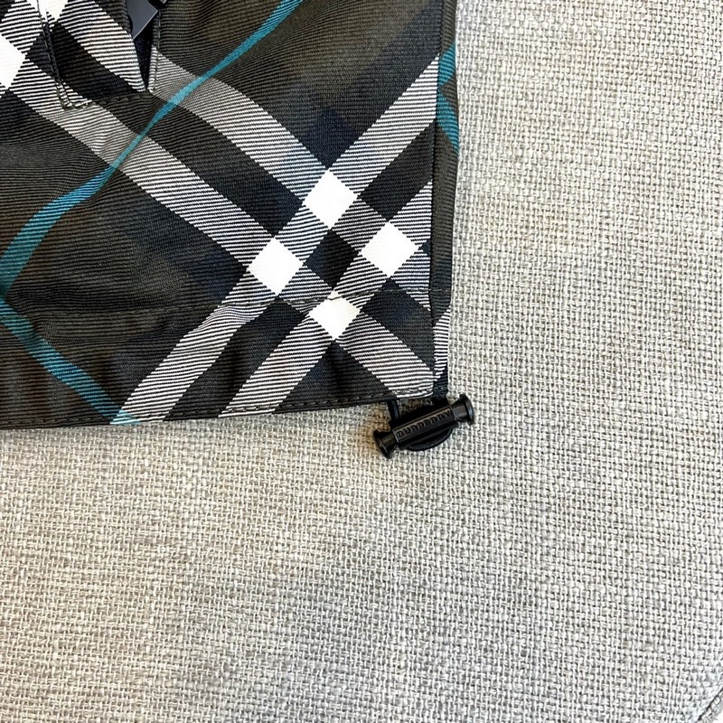 Burberry 巴寶莉2026秋冬新品巴寶莉[雙面穿]連帽夾克，以創(chuàng)新雙面設(shè)計