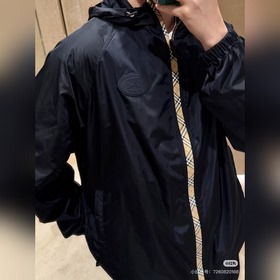 Burberry 巴寶莉25s連帽夾克，沉穩黑色基調搭配輕盈尼龍面料，完美平衡商