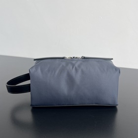 #BV新品 超輕尼龍洗漱包 806369 這是一款簡約輕便實用的洗漱收納包 采用