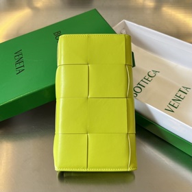 #Bv 男款大編格對折西裝夾 679845 耐用小牛皮折疊翻蓋設計 內裡小隔層