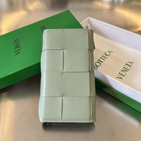 #Bv 男款大編格對折西裝夾 679845 耐用小牛皮折疊翻蓋設計 內裡小隔層