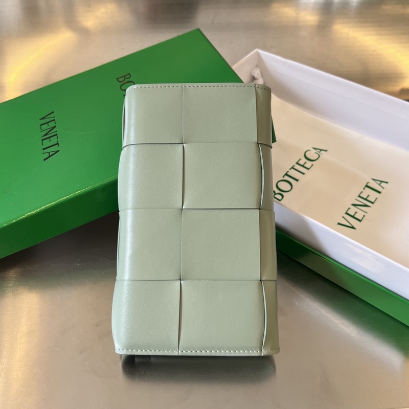 #Bv 男款大編格對折西裝夾 679845 耐用小牛皮折疊翻蓋設(shè)計 內(nèi)裡小隔層