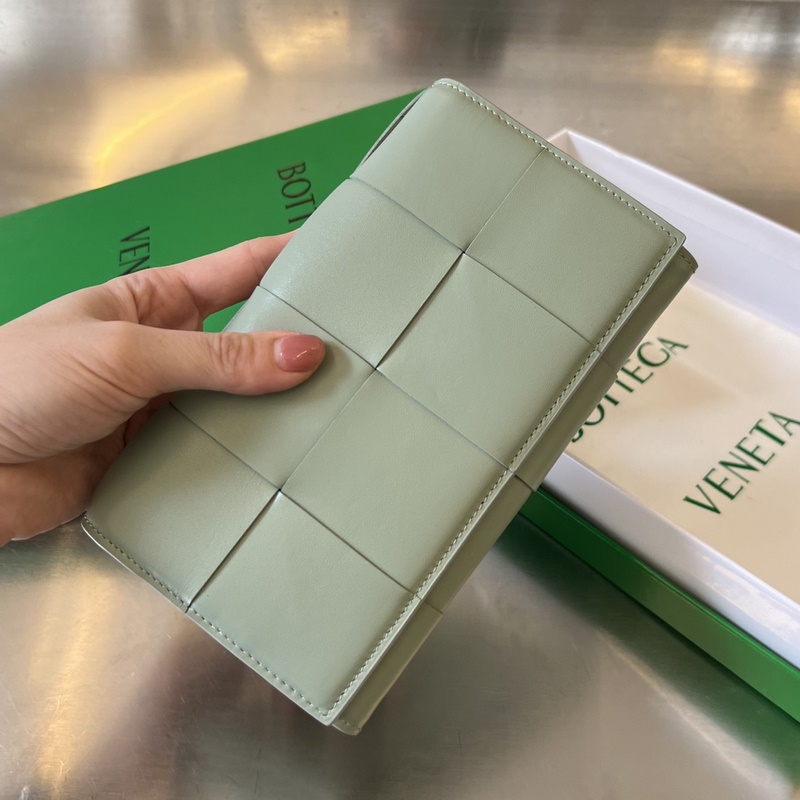 #Bv 男款大編格對折西裝夾 679845 耐用小牛皮折疊翻蓋設(shè)計 內(nèi)裡小隔層