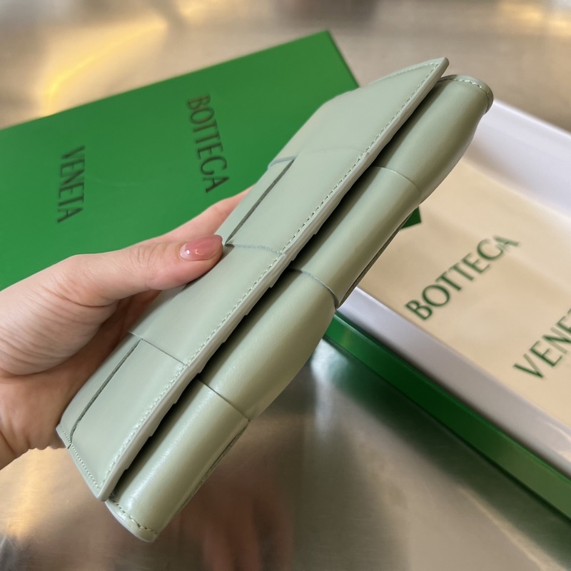 #Bv 男款大編格對折西裝夾 679845 耐用小牛皮折疊翻蓋設(shè)計 內(nèi)裡小隔層