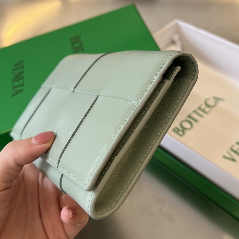 #Bv 男款大編格對折西裝夾 679845 耐用小牛皮折疊翻蓋設(shè)計 內(nèi)裡小隔層