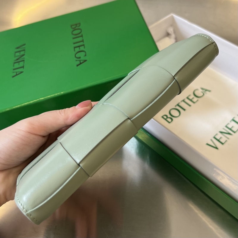 #Bv 男款大編格對折西裝夾 679845 耐用小牛皮折疊翻蓋設(shè)計 內(nèi)裡小隔層