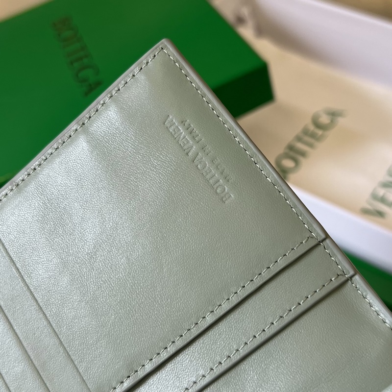 #Bv 男款大編格對折西裝夾 679845 耐用小牛皮折疊翻蓋設(shè)計 內(nèi)裡小隔層