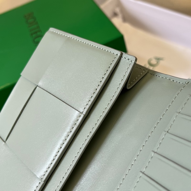 #Bv 男款大編格對折西裝夾 679845 耐用小牛皮折疊翻蓋設(shè)計 內(nèi)裡小隔層