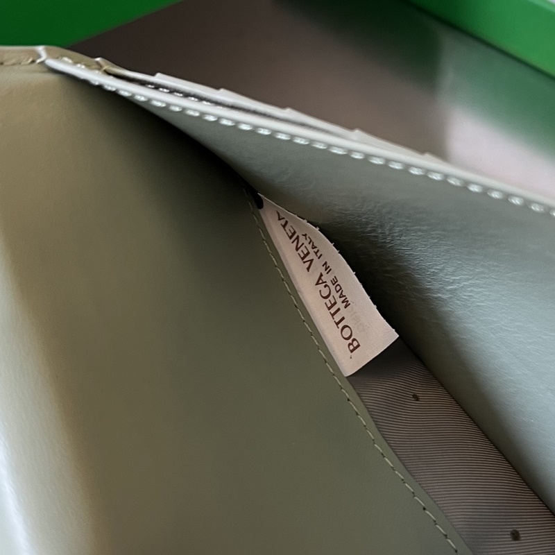 #Bv 男款大編格對折西裝夾 679845 耐用小牛皮折疊翻蓋設(shè)計 內(nèi)裡小隔層