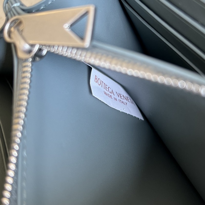 B家編織縫線錢包 748054 中寬編織外縫線設計 時髦度與經典并存 純手工縫