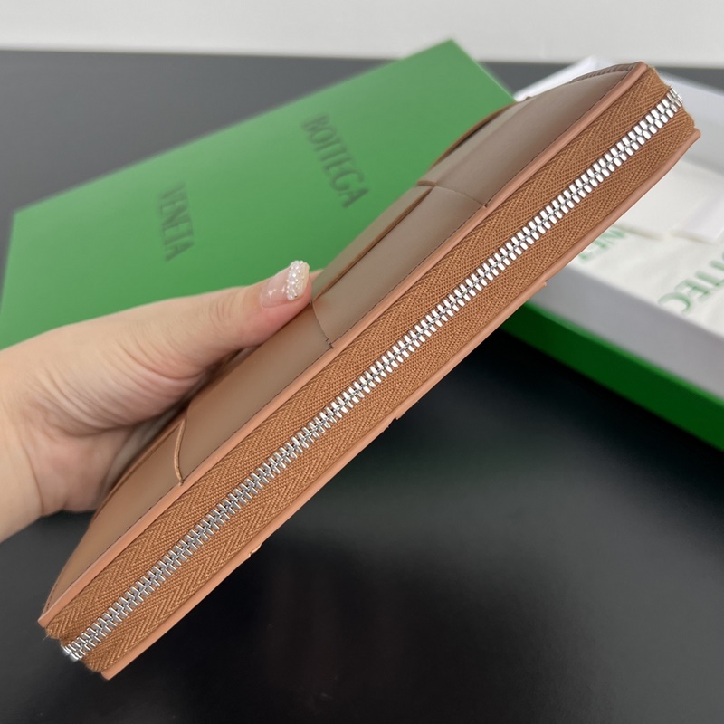 #Bv 男士大編格錢包 649607 經(jīng)典編織牛皮制成 柔軟舒適 有質(zhì)感 內(nèi)部細(xì)