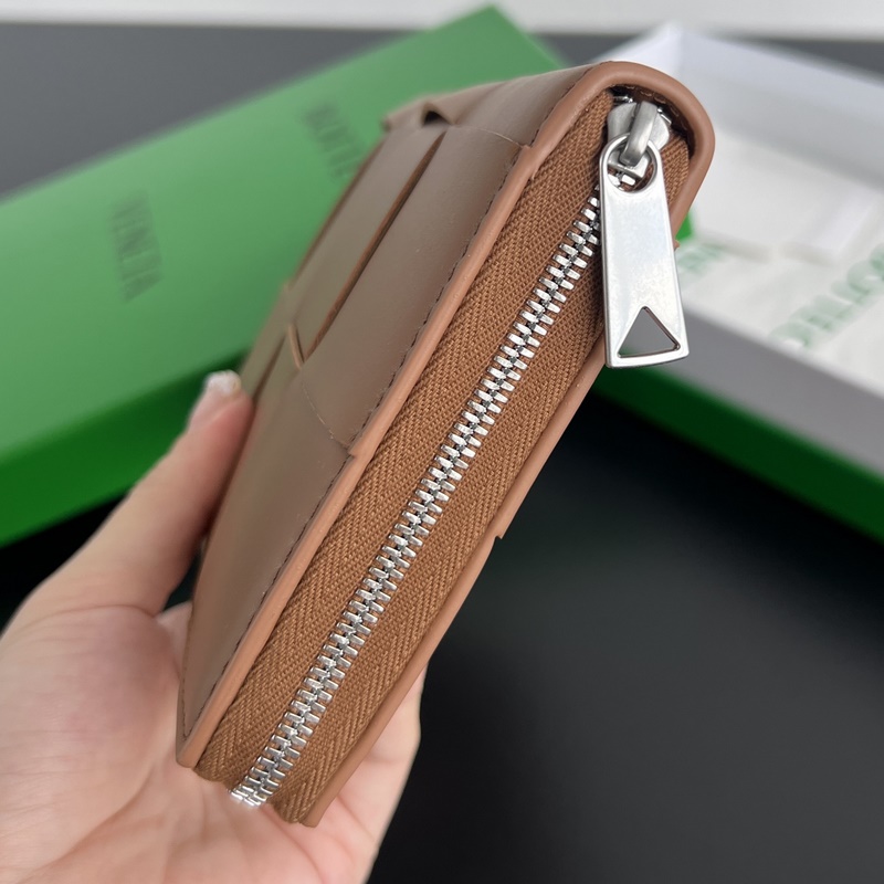 #Bv 男士大編格錢包 649607 經(jīng)典編織牛皮制成 柔軟舒適 有質(zhì)感 內(nèi)部細(xì)