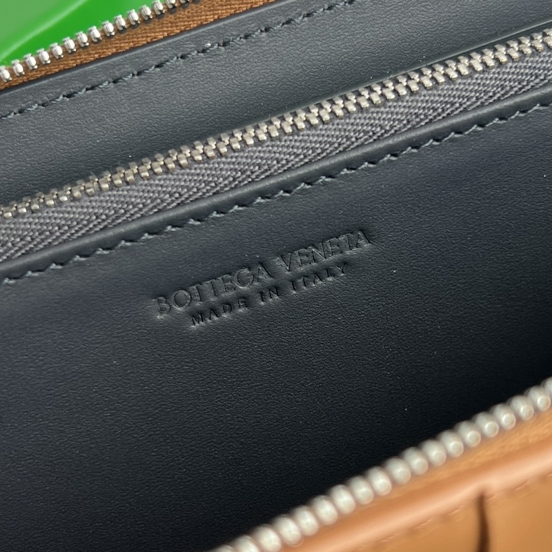 #Bv 男士大編格錢包 649607 經(jīng)典編織牛皮制成 柔軟舒適 有質(zhì)感 內(nèi)部細(xì)