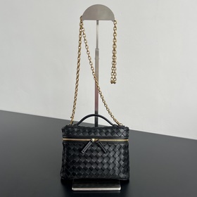 BV Soft Vanity 鍊條化妝包 843800 采用0.75羊皮革細