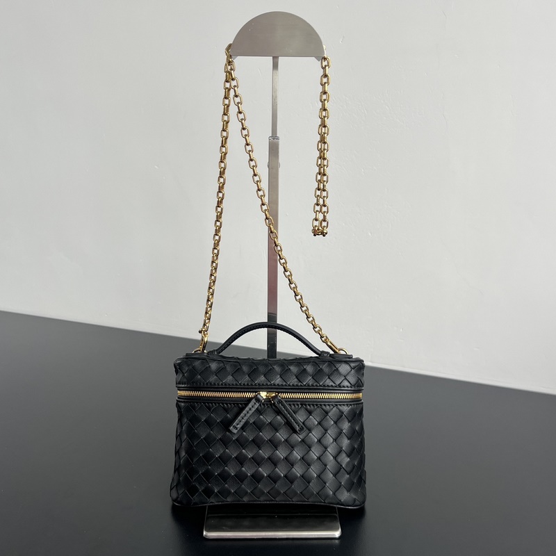 BV Soft Vanity 鍊條化妝包 843800 采用0.75羊皮革細