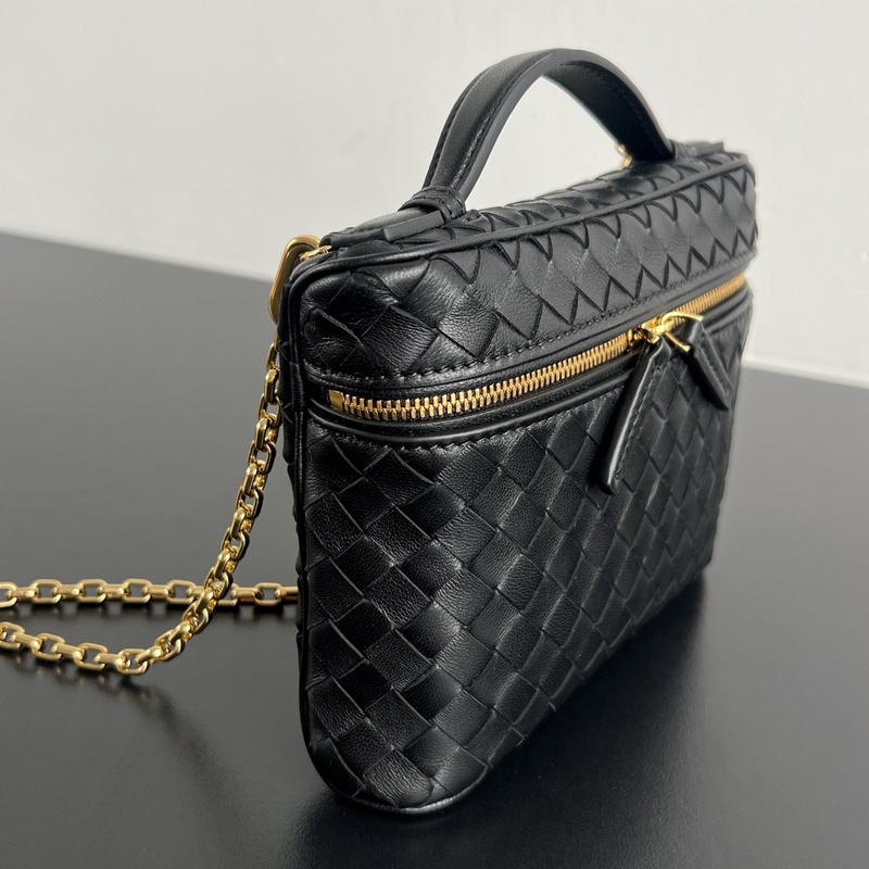 BV Soft Vanity 鍊條化妝包 843800 采用0.75羊皮革細