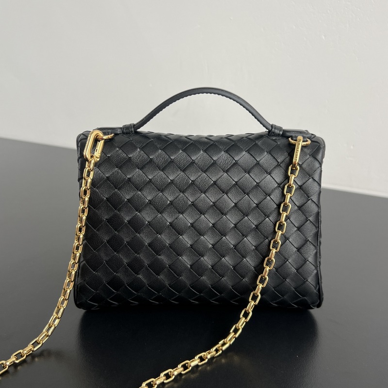 BV Soft Vanity 鍊條化妝包 843800 采用0.75羊皮革細