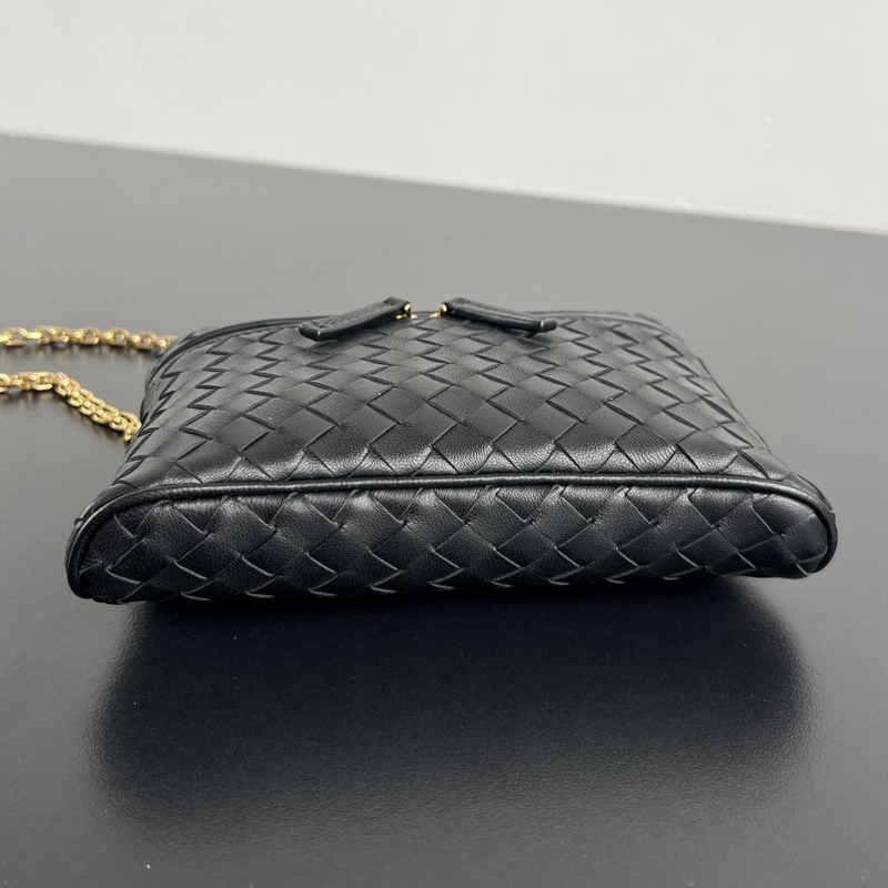 BV Soft Vanity 鍊條化妝包 843800 采用0.75羊皮革細