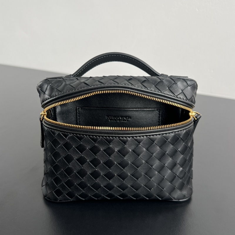 BV Soft Vanity 鍊條化妝包 843800 采用0.75羊皮革細