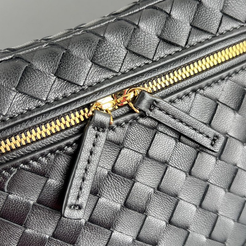 BV Soft Vanity 鍊條化妝包 843800 采用0.75羊皮革細