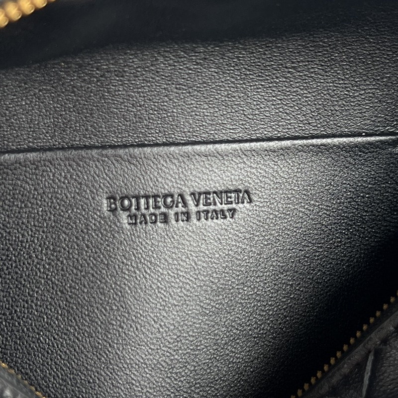 BV Soft Vanity 鍊條化妝包 843800 采用0.75羊皮革細