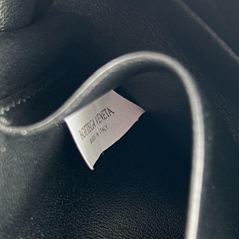 BV Soft Vanity 鍊條化妝包 843800 采用0.75羊皮革細