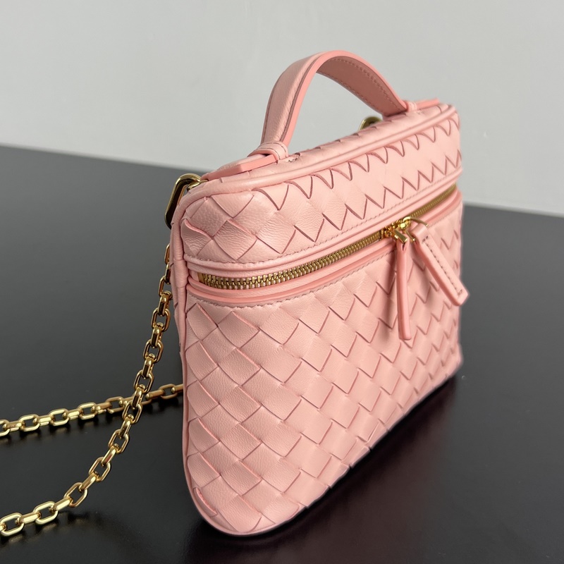 BV Soft Vanity 鍊條化妝包 843800 采用0.75羊皮革細