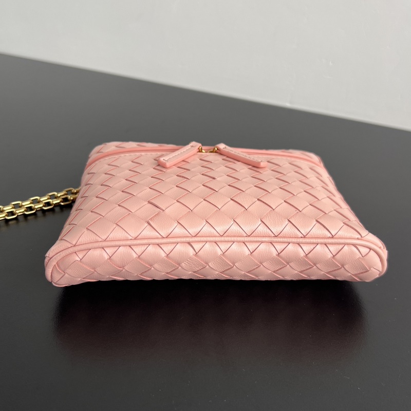 BV Soft Vanity 鍊條化妝包 843800 采用0.75羊皮革細