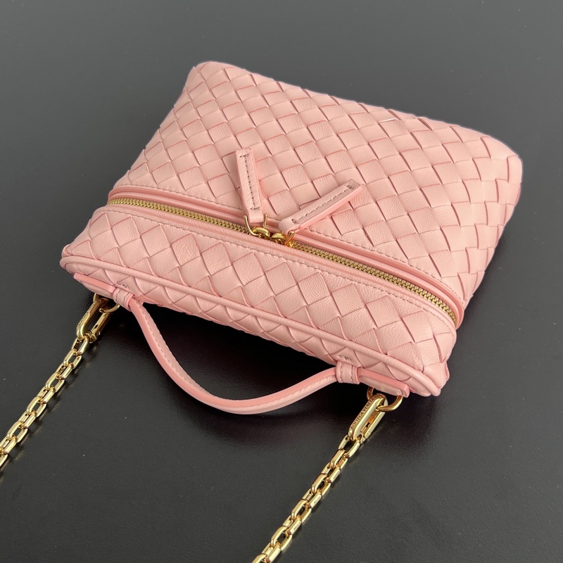 BV Soft Vanity 鍊條化妝包 843800 采用0.75羊皮革細