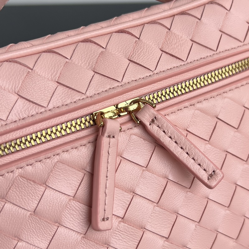 BV Soft Vanity 鍊條化妝包 843800 采用0.75羊皮革細