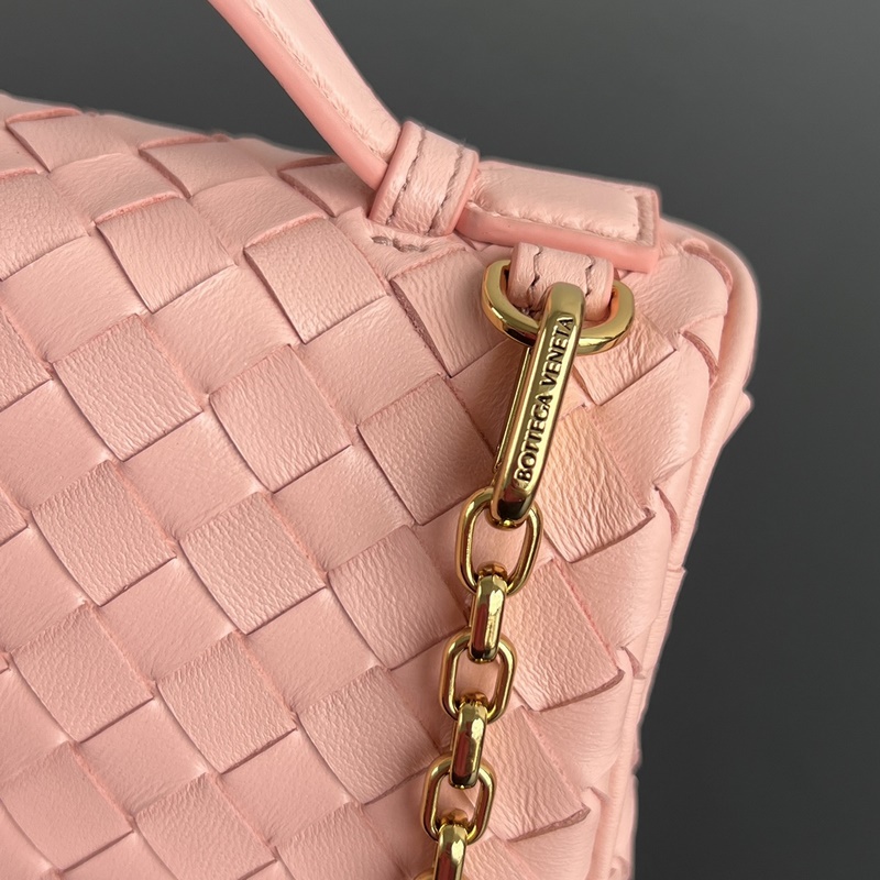 BV Soft Vanity 鍊條化妝包 843800 采用0.75羊皮革細