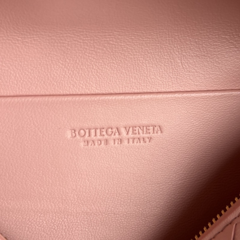 BV Soft Vanity 鍊條化妝包 843800 采用0.75羊皮革細