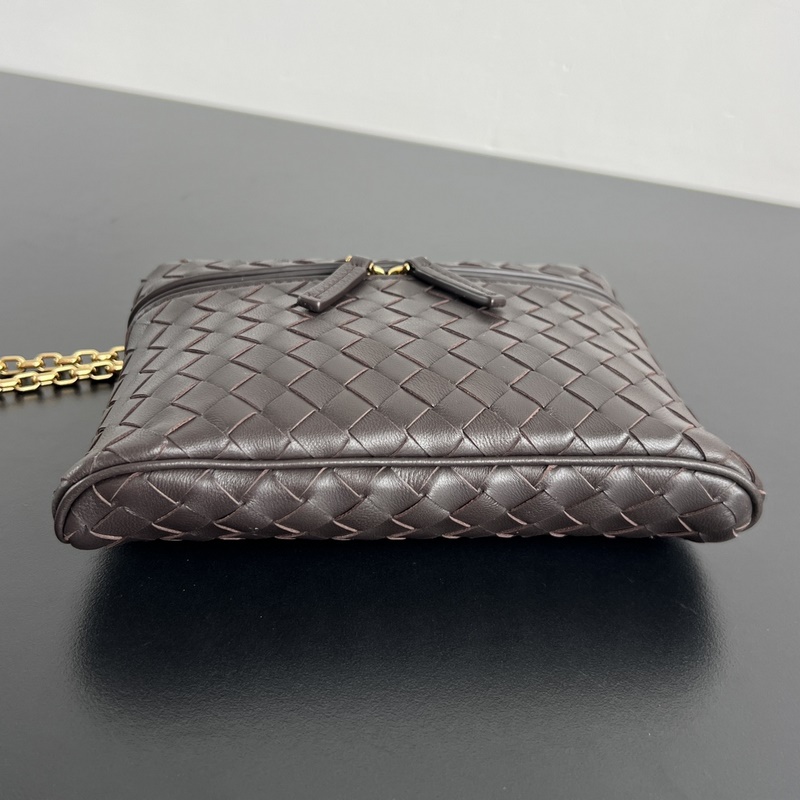 BV Soft Vanity 鍊條化妝包 843800 采用0.75羊皮革細