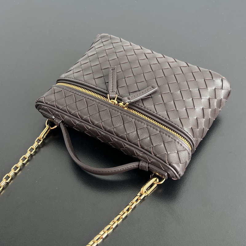 BV Soft Vanity 鍊條化妝包 843800 采用0.75羊皮革細