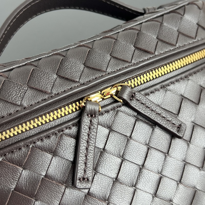 BV Soft Vanity 鍊條化妝包 843800 采用0.75羊皮革細