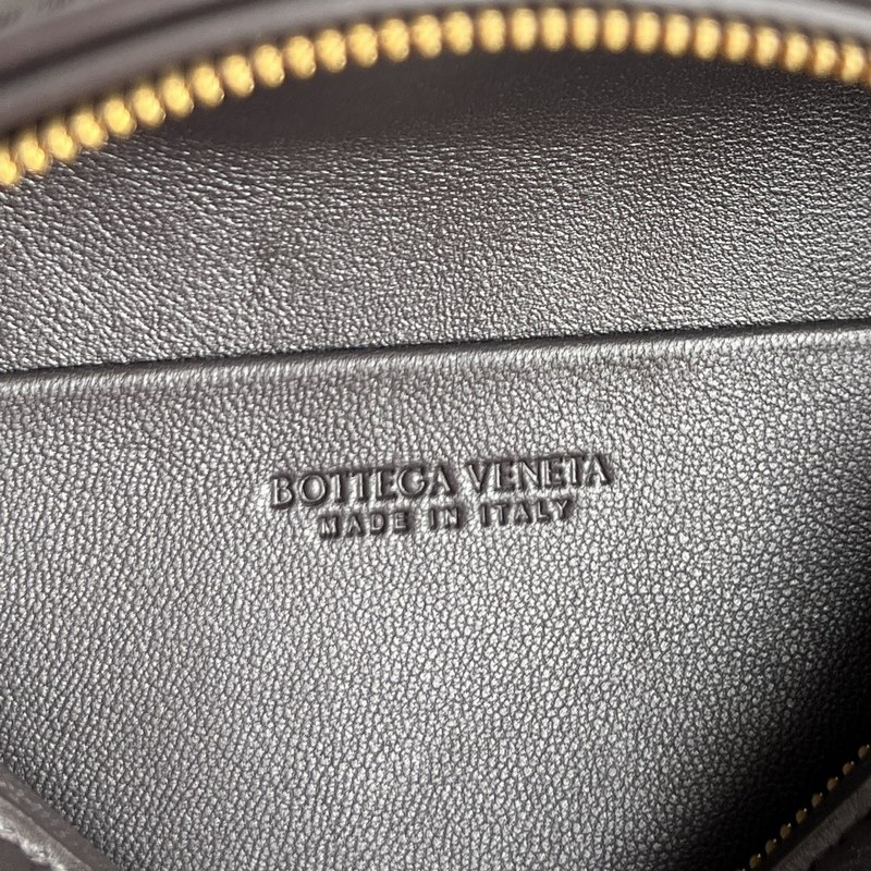 BV Soft Vanity 鍊條化妝包 843800 采用0.75羊皮革細