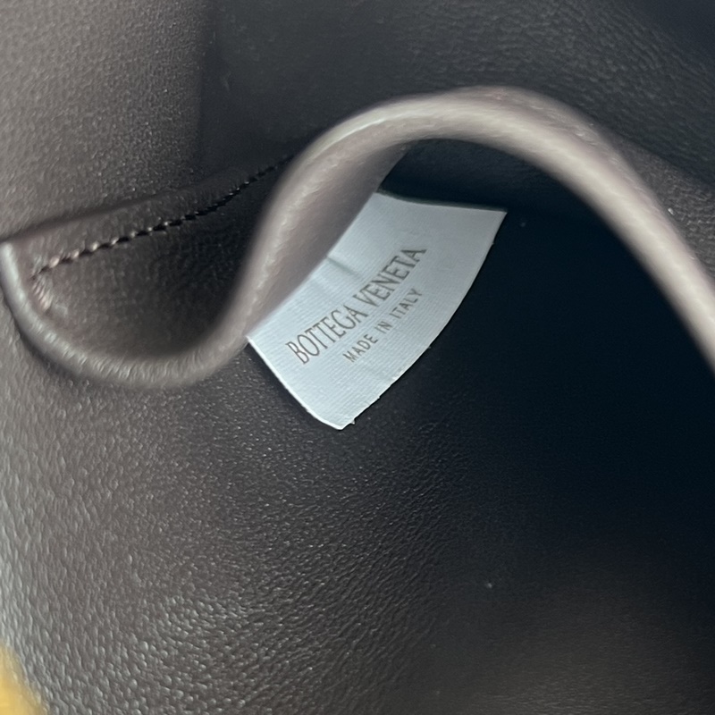 BV Soft Vanity 鍊條化妝包 843800 采用0.75羊皮革細