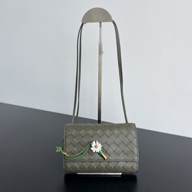 BV新品 Andiamo小皺菊斜挎包 838870 精緻俏皮的信封斜挎包，點綴著