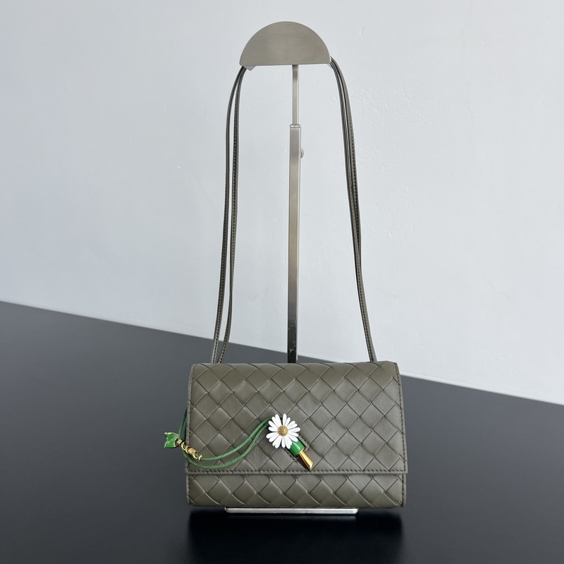 BV新品 Andiamo小皺菊斜挎包 838870 精緻俏皮的信封斜挎包，點綴著