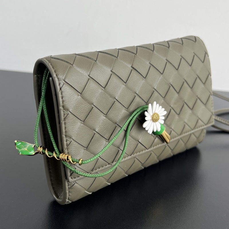 BV新品 Andiamo小皺菊斜挎包 838870 精緻俏皮的信封斜挎包，點綴著