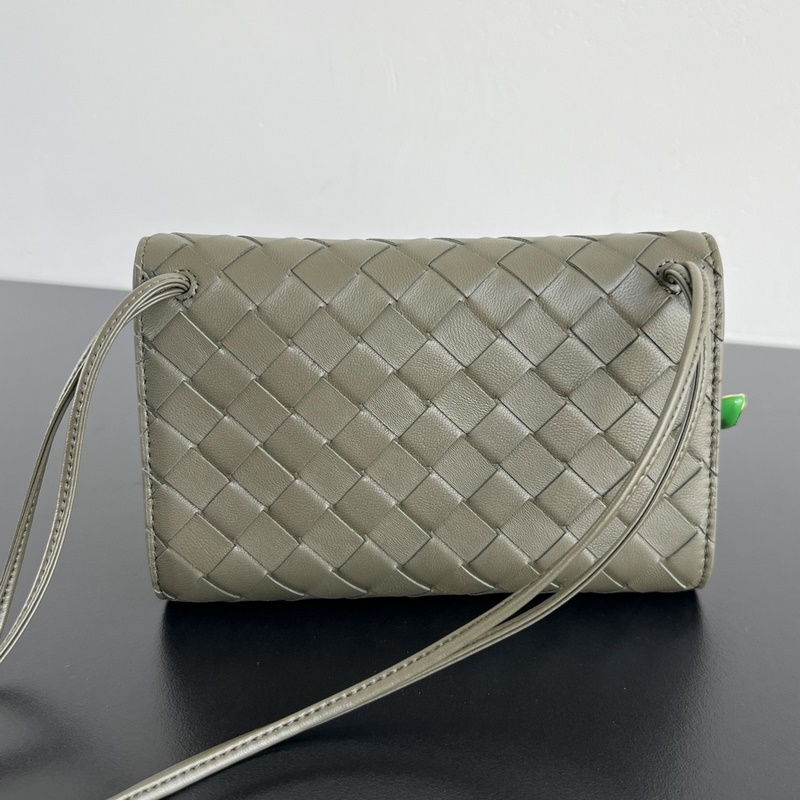 BV新品 Andiamo小皺菊斜挎包 838870 精緻俏皮的信封斜挎包，點綴著