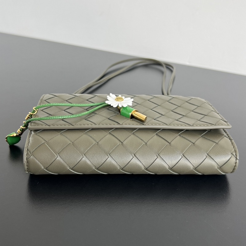 BV新品 Andiamo小皺菊斜挎包 838870 精緻俏皮的信封斜挎包，點綴著