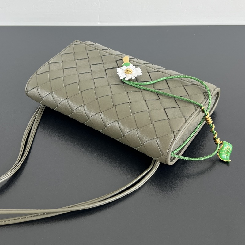 BV新品 Andiamo小皺菊斜挎包 838870 精緻俏皮的信封斜挎包，點綴著