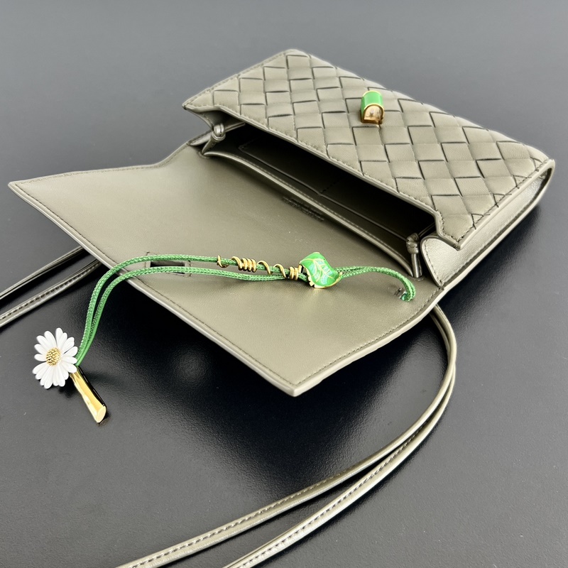 BV新品 Andiamo小皺菊斜挎包 838870 精緻俏皮的信封斜挎包，點綴著