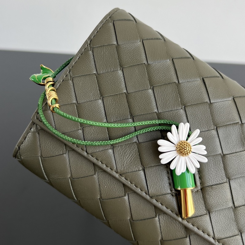 BV新品 Andiamo小皺菊斜挎包 838870 精緻俏皮的信封斜挎包，點綴著