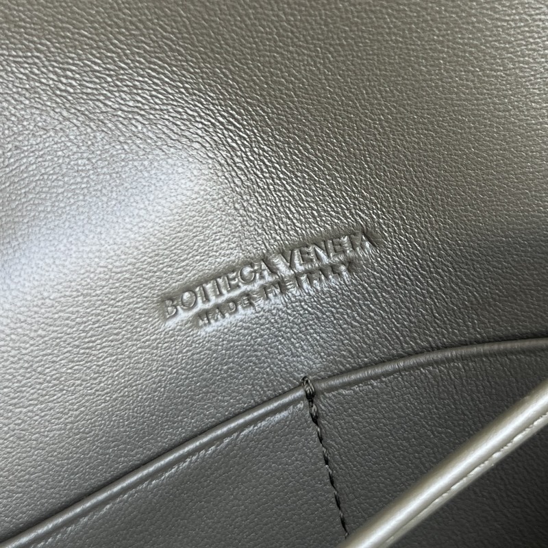 BV新品 Andiamo小皺菊斜挎包 838870 精緻俏皮的信封斜挎包，點綴著